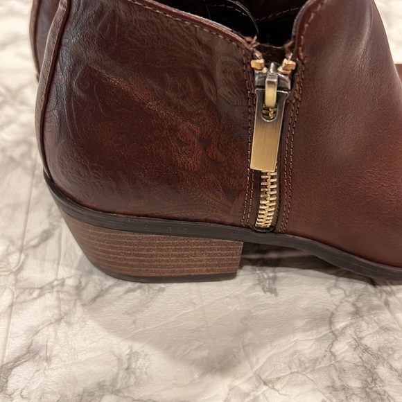 Xappeal Cognac Faux Leather Ankle Booties w/ Tooled Floral Design ~ Size 7.5 - Picture 4 of 7